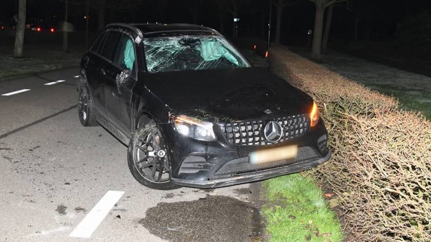 Auto crasht tegen lantaarnpaal bij Hansweert, mogelijk alcohol in het spel