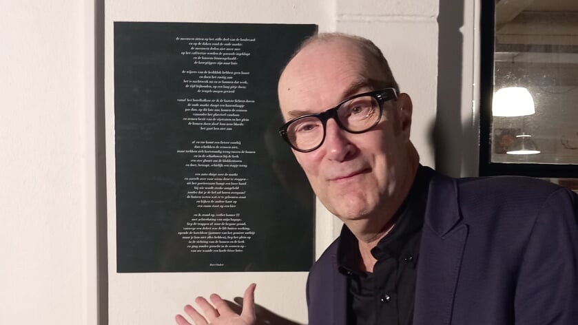 Dichter Bart Chabot onthult gevelgedicht op de Oude Markt