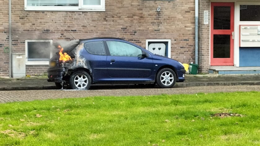 Auto vliegt in brand in Vlissingen: Forse beschadiging kon niet voorkomen worden