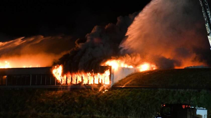 Grote brand verwoest bedrijfsloods aan Colijnsplaatse Groeneweg