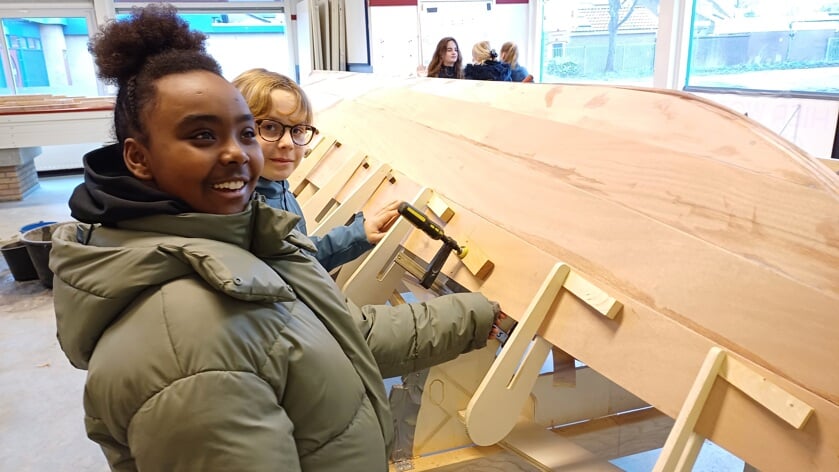 Leerlingen Zuidvliet Kortgene bekijken bouw historische skiff
