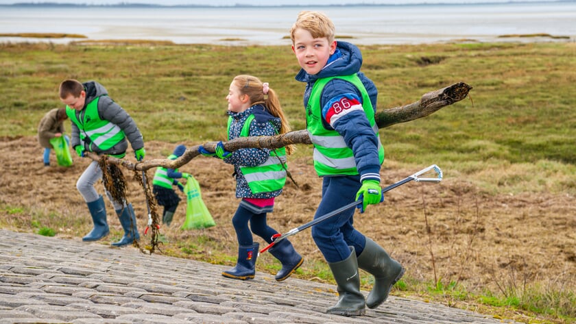 Grijpers in de aanslag: Vrijwilligers gaan zwerfafval opruimen langs de Schelde