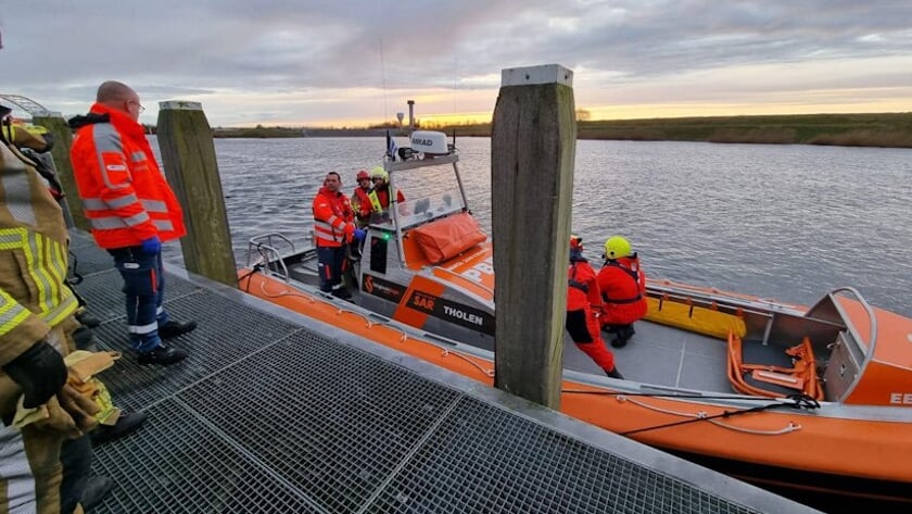 Brandweerboot ingezet bij medisch noodgeval bij een brug Oud-Vossemeer