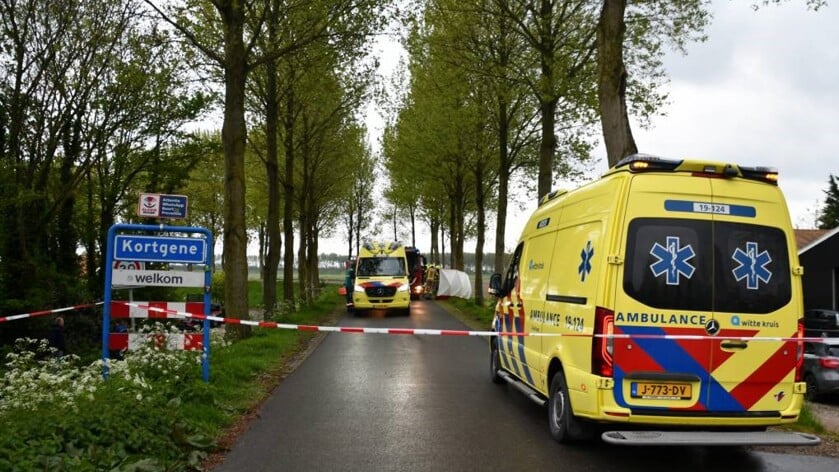 Auto rijdt tegen boom op Torendijk in Kortgene, bestuurder ernstig gewond