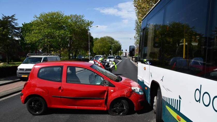 Auto botst op lijnbus Koudekerkseweg, bestuurder aangehouden