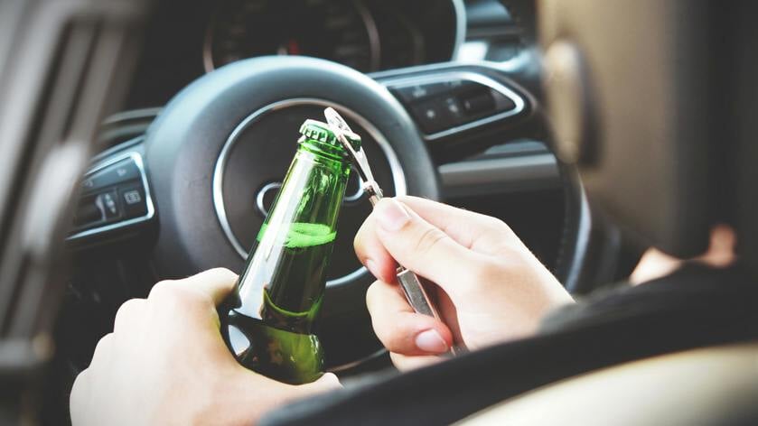 Beschonken Oekraïner vliegt uit de bocht en belandt in sloot in Sint-Annaland