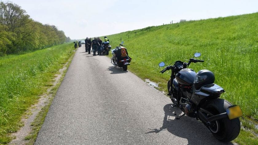 Motorrijder komt ten val aan de Inkeldijk in Kruiningen