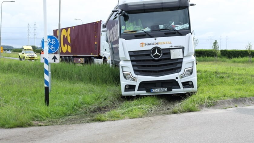 Vrachtwagen vast in berm bij rotonde Vierwegen