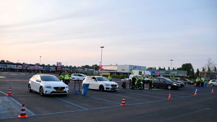 Politie deelt circa zestig bekeuringen uit bij verkeerscontrole aan de Mortiereboulevard