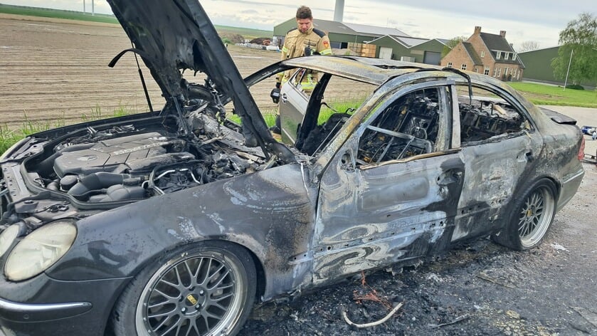 Auto vliegt al rijdend in brand in Sint-Maartensdijk