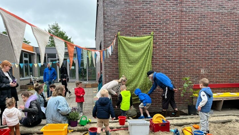 Het vernieuwde schoolplein van basisschool Het Talent: van grijze betonblokken naar weelderig groen