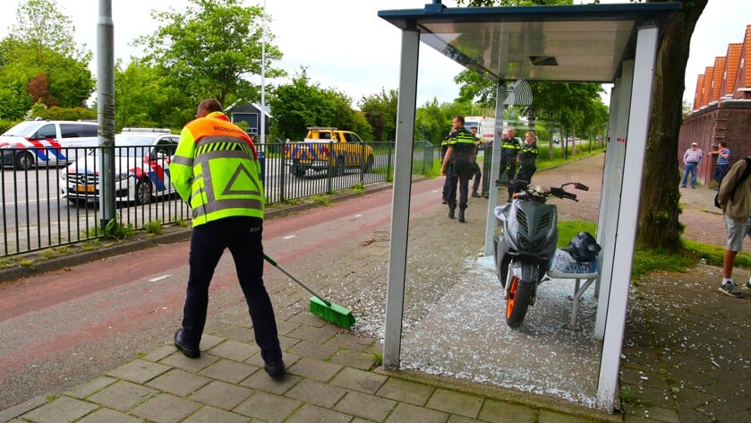 Scooterrijder rijdt tegen bushokje en raakt gewond in Smerdiek