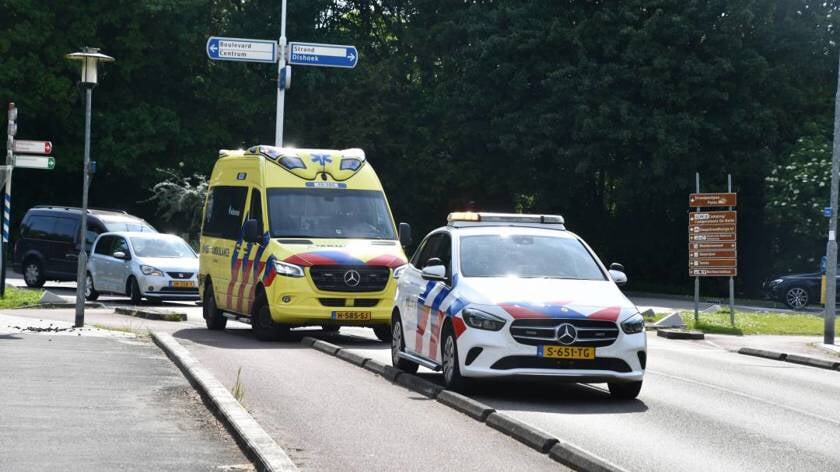 Fietser gewond bij aanrijding rotonde Burgemeester van Woelderenlaan
