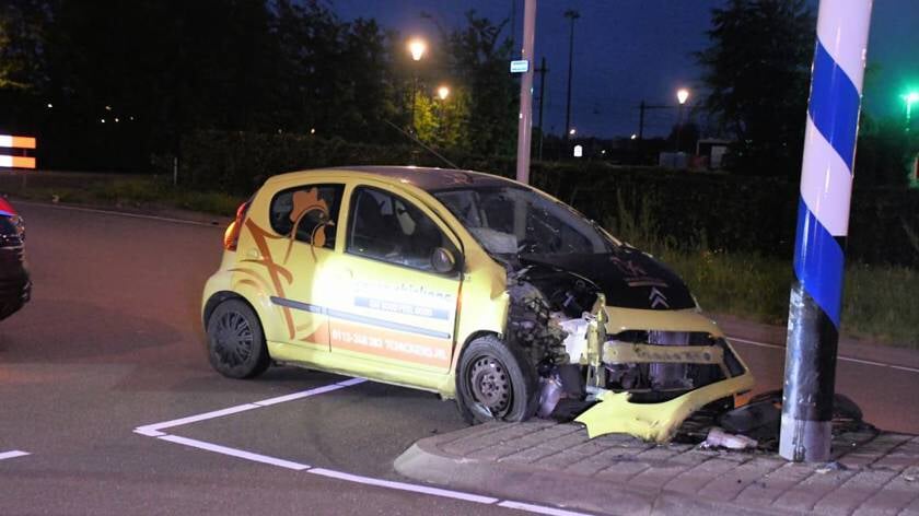 Auto crasht tegen lantaarnpaal Goes, inzittende naar ziekenhuis