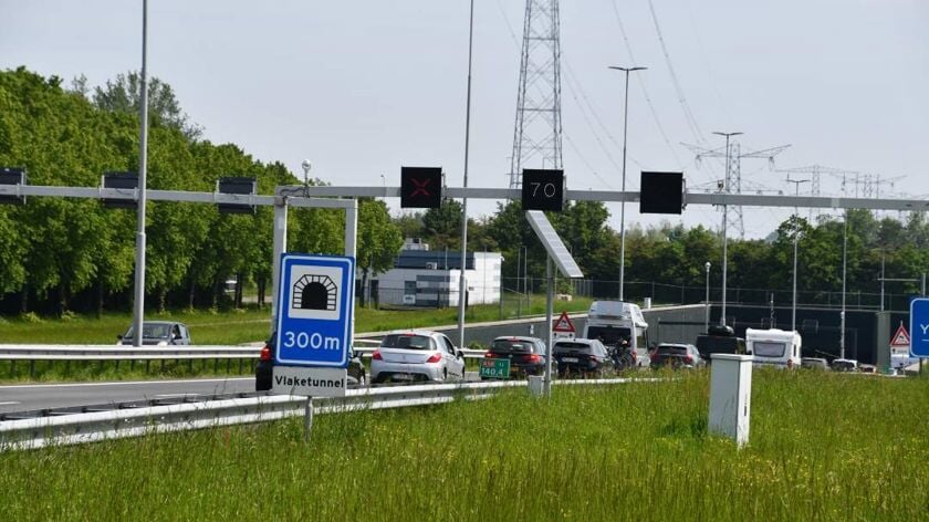 Vlaketunnel A58 richting Bergen op Zoom dicht vanwege ongeval met meerdere voertuigen