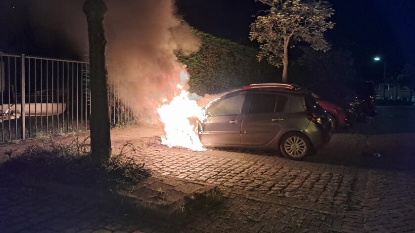 Auto volledig uitgebrand in Sint-Annaland, politie doet onderzoek