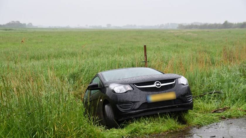 Auto ligt uren in sloot bij Westkapelle