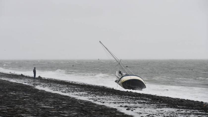 Zeiljacht strandt bij Westkapelle, schipper kan zelf aan land komen