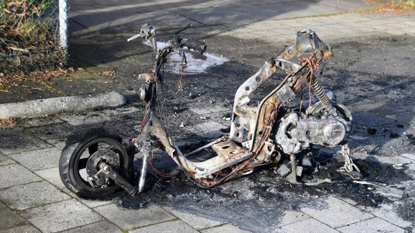 Scooter gaat in vlammen op in Vlissingen: Politie gaat uit van brandstichting