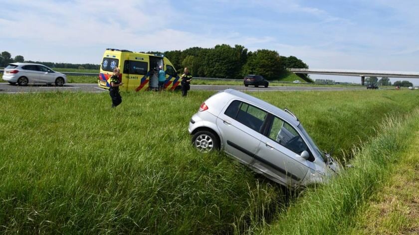 Eenzijdig ongeval: Auto belandt in greppel langs de A58 bij 's-Heer Arendskerke