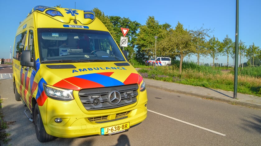 Fietser gewond naar ziekenhuis na botsing met auto op Molenvlietsedijk