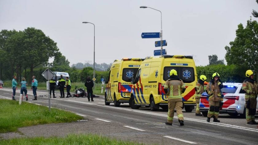 Oude Rijksweg (N289) afgesloten na botsing tussen personenauto en motor [UPDATE]