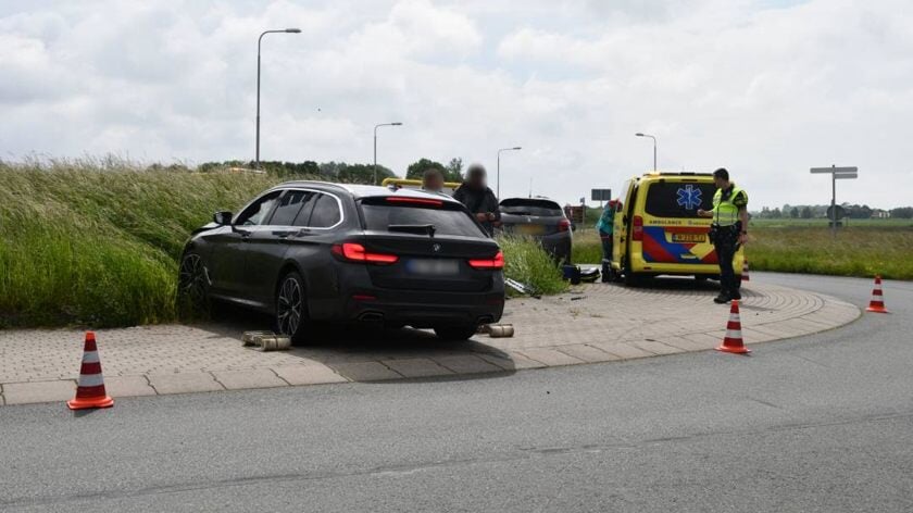 Twee auto's met elkaar in botsing op rotonde ter hoogte van de Eeperkweg