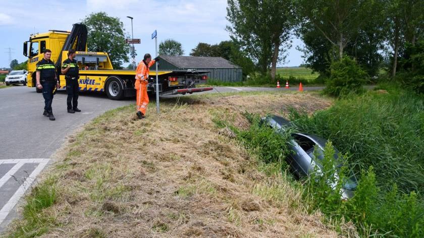 Auto belandt onderaan dijk in Heinkenszand