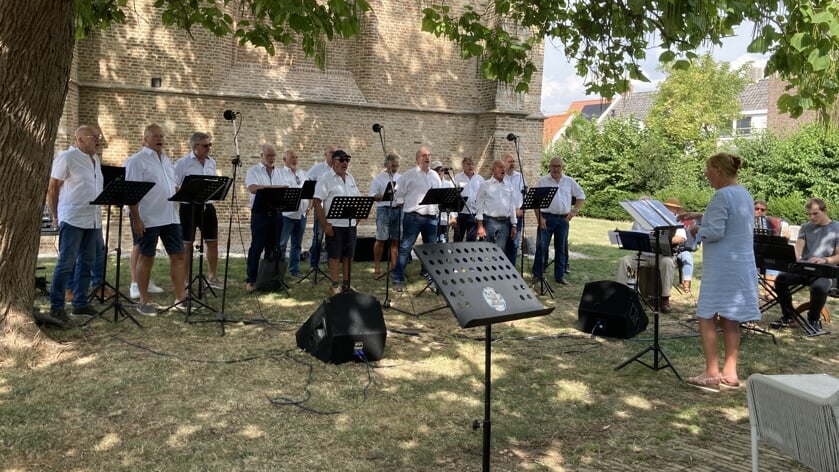 Het Schorrekoor luistert 25-jarig jubileum Vroonhof op