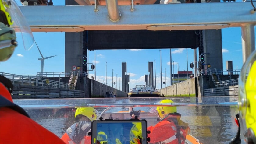 Binnenvaartschip geknikt in Kreekraksluizen Rilland