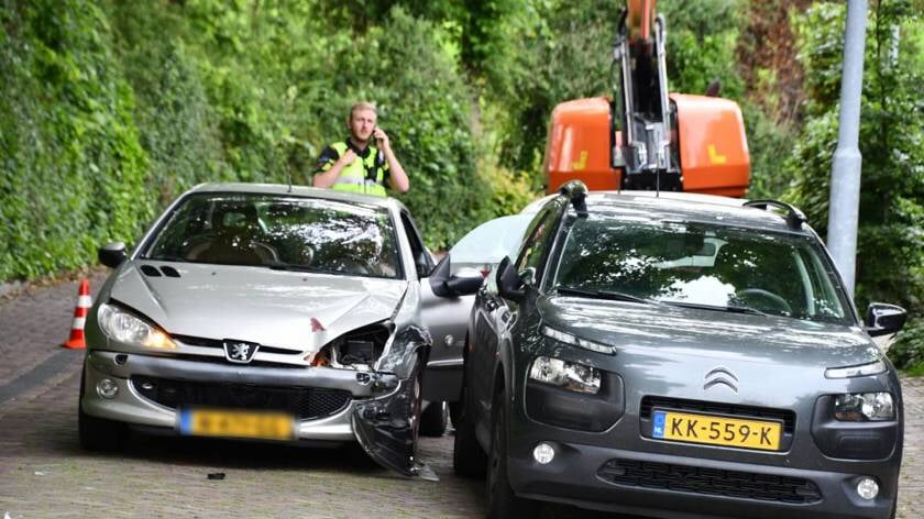 Automobiliste ramt geparkeerde auto in Middelburg
