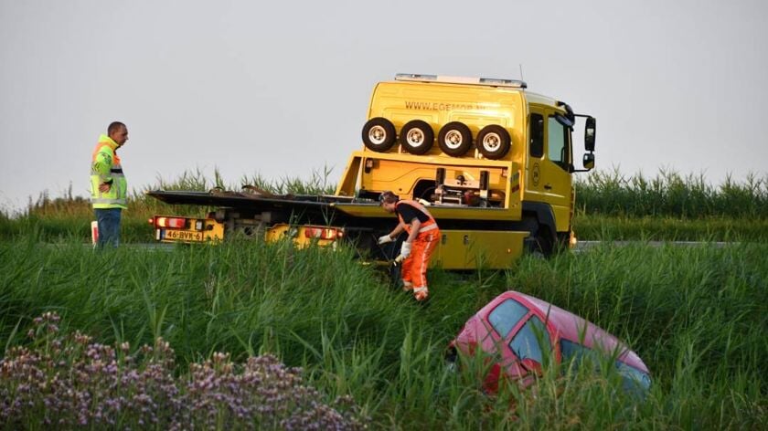 Auto belandt in diepe sloot op de Poortvlietsedijk: Bestuurder onder invloed [UPDATE]