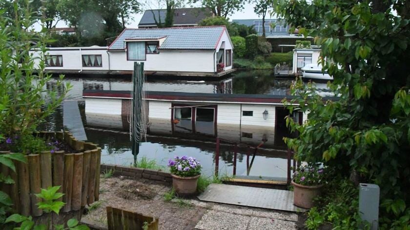 Woonboot gezonken tussen de Arnestraat en de Kanaaldijk: Bewoonster opgevangen