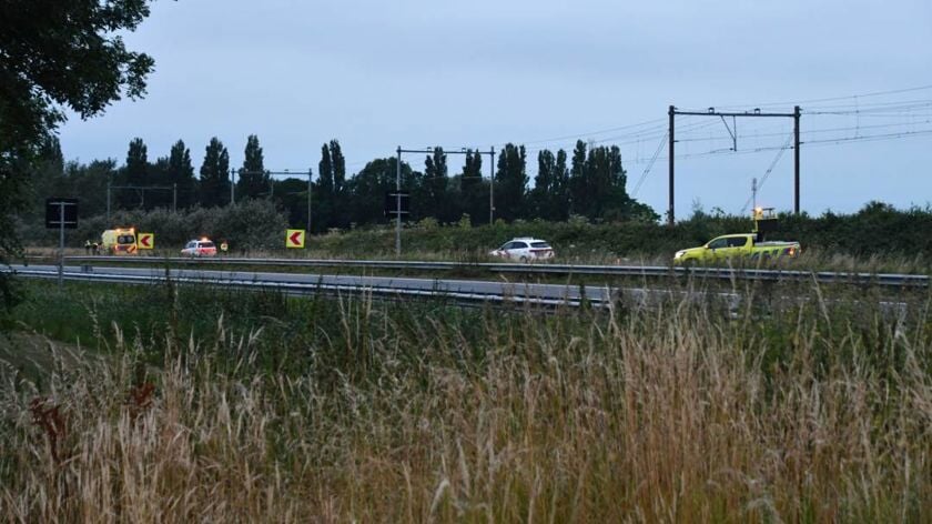 Auto raakt van de weg en komt achterwaarts in sloot tot stilstand