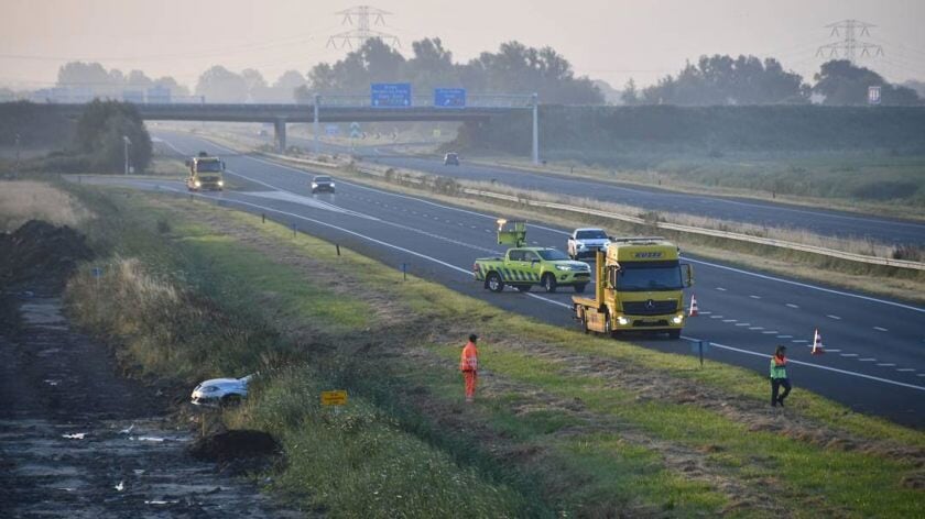 Auto belandt in sloot bij eenzijdig ongeval op A58 bij Goes: Eén persoon gewond