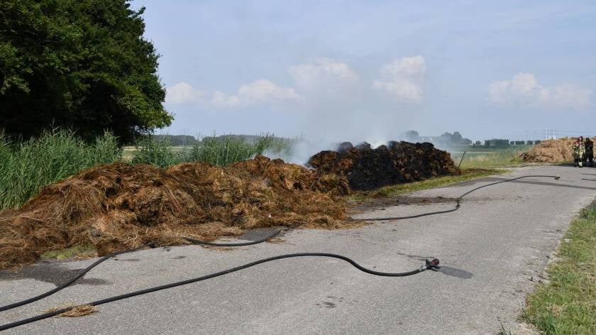 Grote hooibrand aan Lamoenweg: Meerdere brandweereenheden ter plaatse