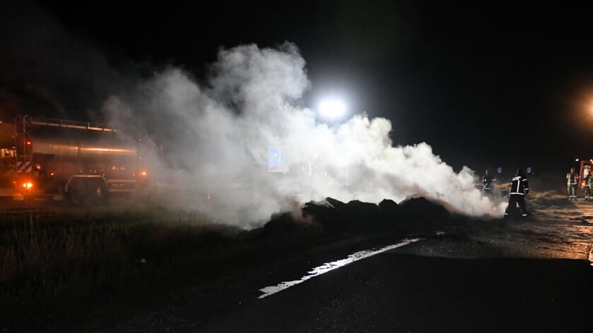 Brandweer bestrijdt twee hooibranden langs N57 bij Middelburg