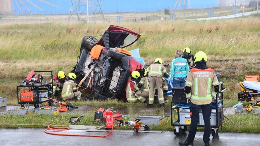 Hulpdiensten bevrijden automobilist na ongeval op Europaweg Zuid