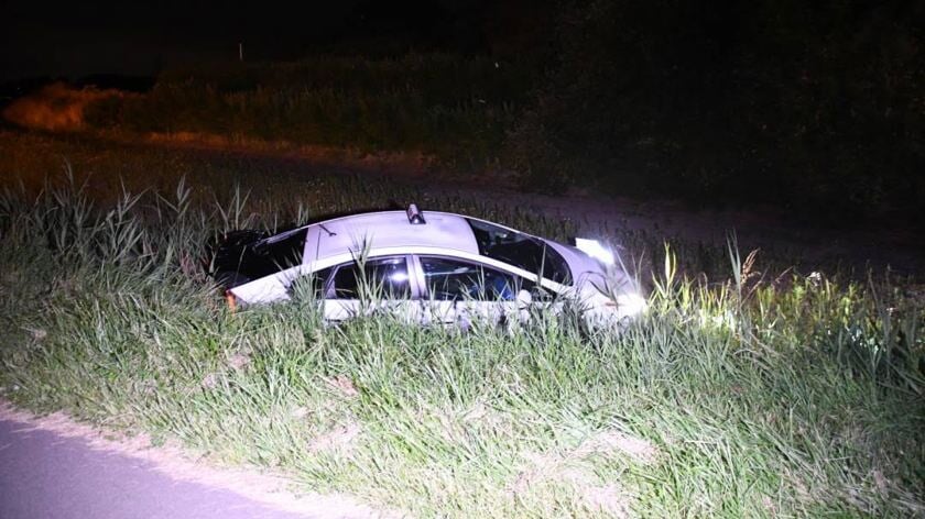 Taxi raakt van de weg en komt via droge sloot op akker tot stilstand