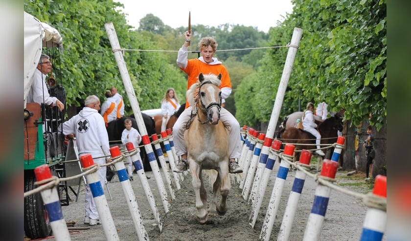 Demonstratie ringrijden bij Oogstfeest Wolphaartsdijk