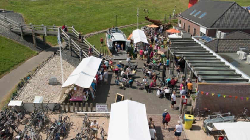 Woensdag 17 juli vliegeren, muziek en een rondje met de paardentram in Westkapelle