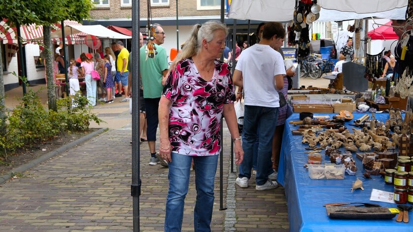 Braderie Sint-Maartensdijk met zo’n 80 kraampjes op laatste kermisdag