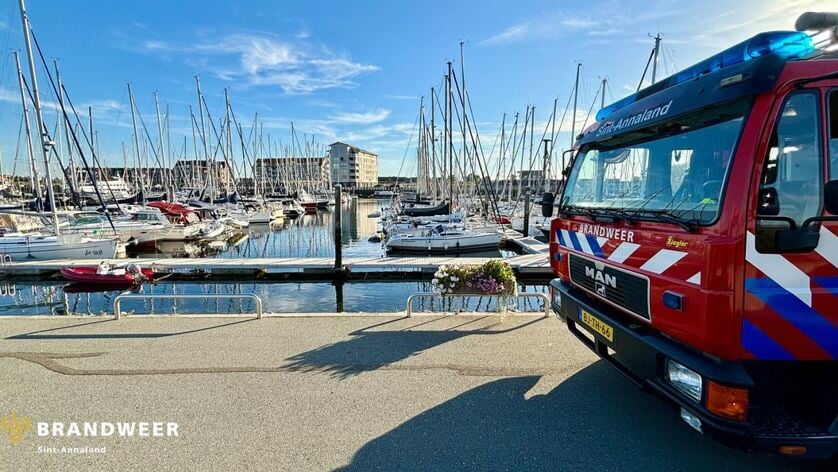 Brandweer verwijdert oververhitte accu uit jacht in Sint-Annaland