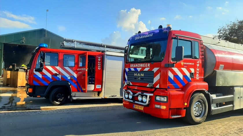 Brand in schuur bij Sint-Annaland, kist met mogelijk bijen naar buiten gebracht