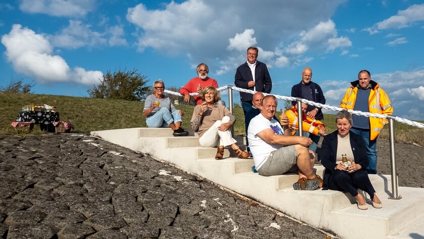 Van glibberige stenen naar veilige dijktrap bij strandje Sint-Maartensdijk