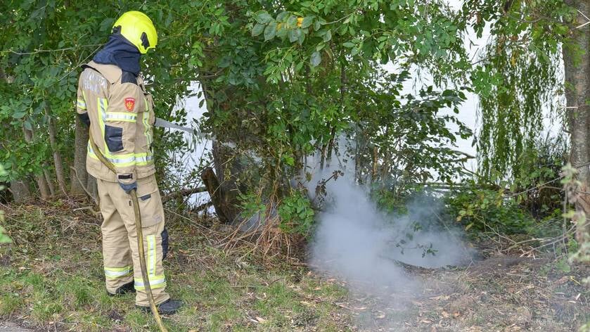 Brandweer blust kleine brand in park achter scoutinggebouw