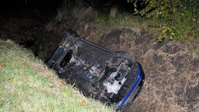 Auto belandt op zijn kop in droge sloot op kruising Postweg