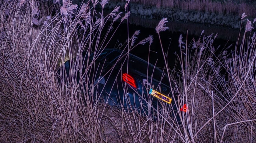 Eenzijdig ongeval aan de Hogeweg: Auto komt in sloot tot stilstand