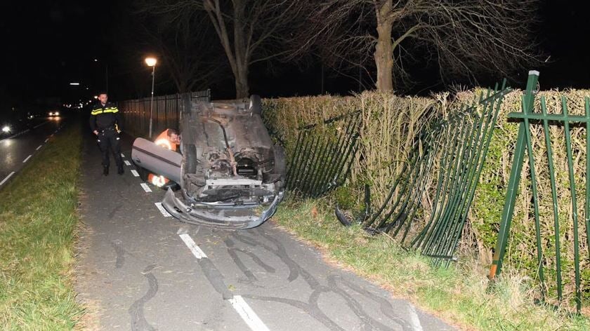 Auto over de kop bij eenzijdig ongeval op de Westhavendijk