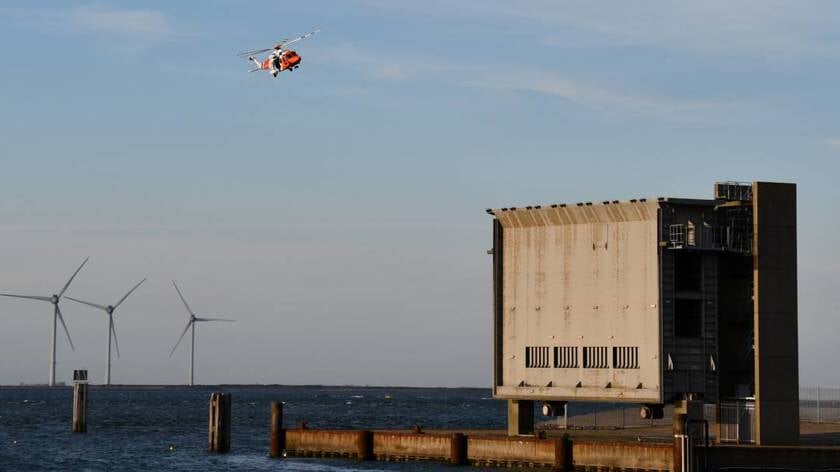 Grote zoekactie naar mogelijk te water geraakt persoon Oosterscheldekering